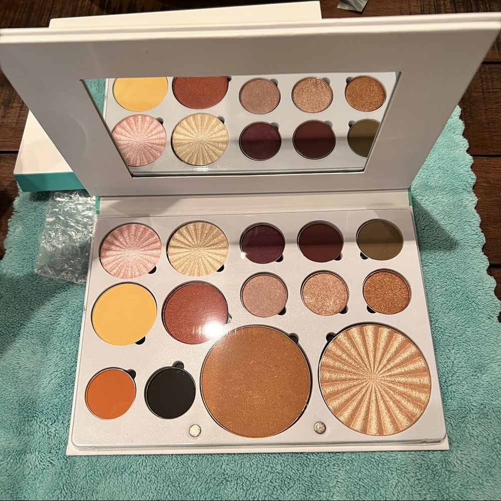 OFRA Cosmetics Pro Palette - Glow Into The Winter